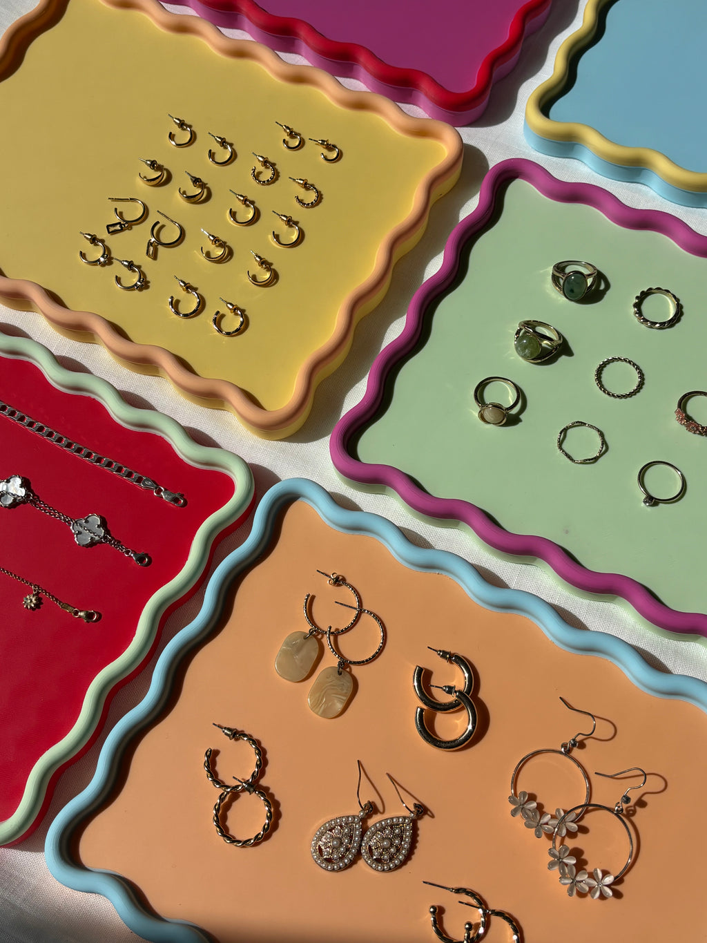 Scalloped Rectangle Display Tray
