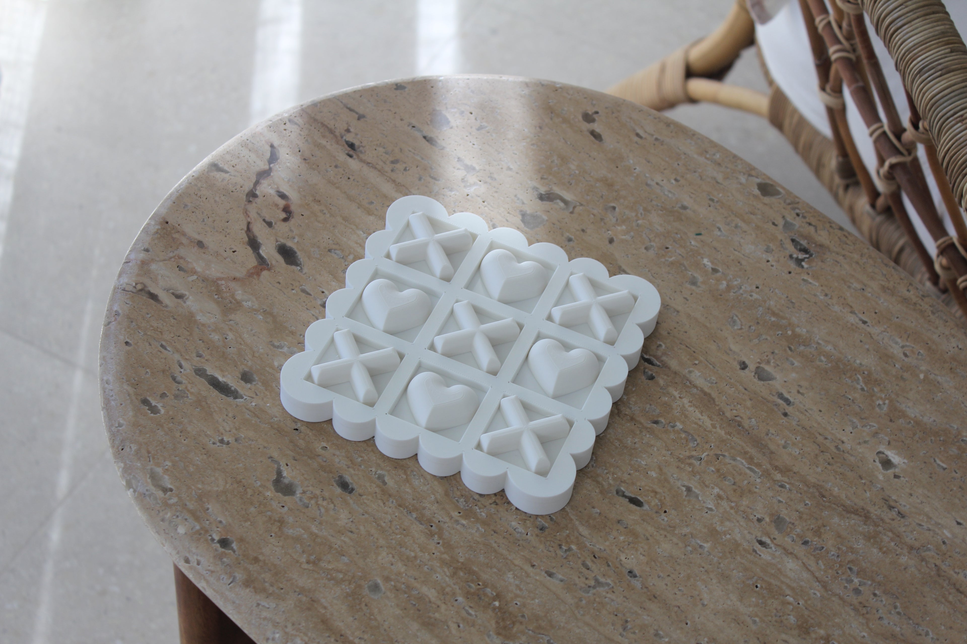 Scalloped White Noughts and Crosses