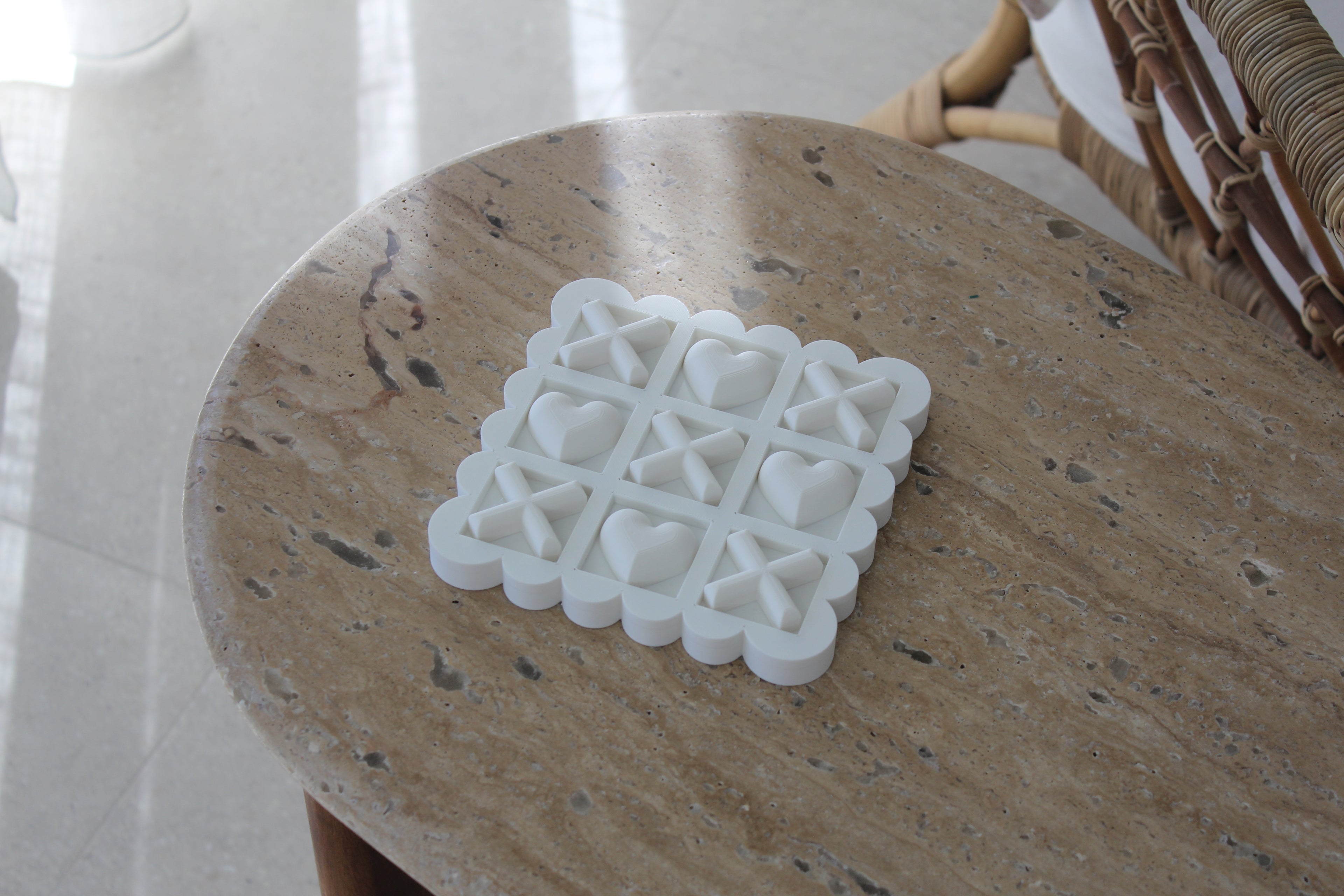 Scalloped White Noughts and Crosses